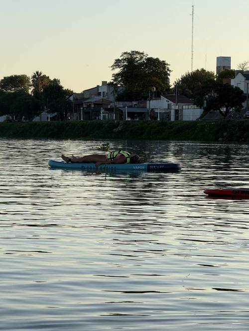 Tablas unidas a la base inflable al atardecer