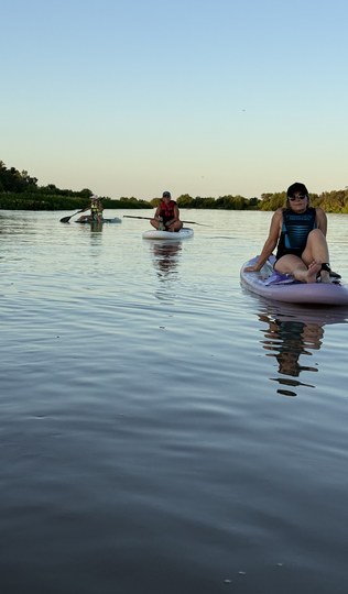 Grupo sobre el agua al atardecer